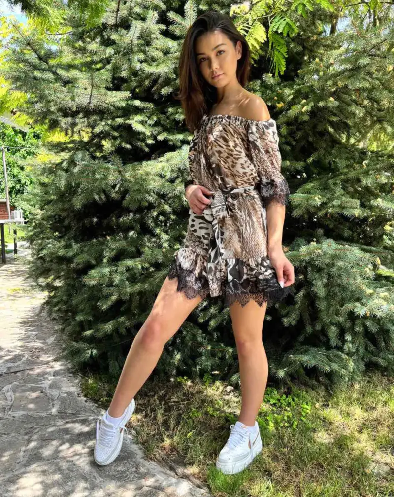 Къса рокля Leopard с паднали рамена с акцент флорентинска дантела